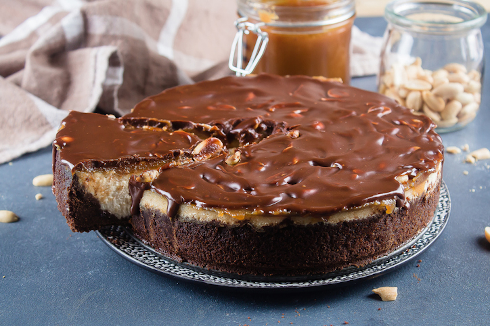 snickers-cheesecake