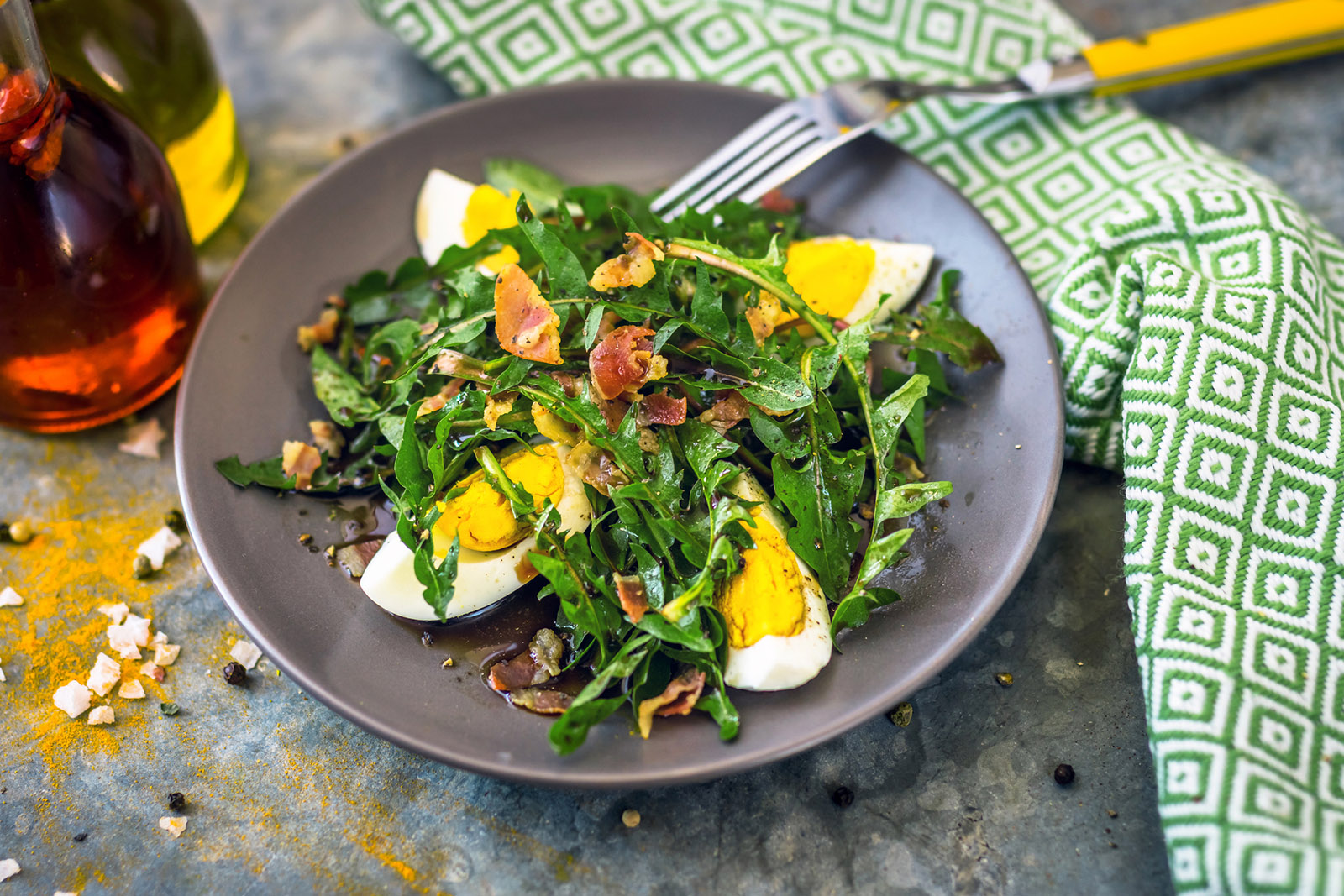 Salad with dandelion eggs and bacon
