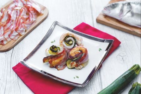 Sea bass fillet rolls with smoked bacon and grilled courgettes with Prosecco