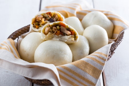 Steamed buns filled with chicken and vegetables