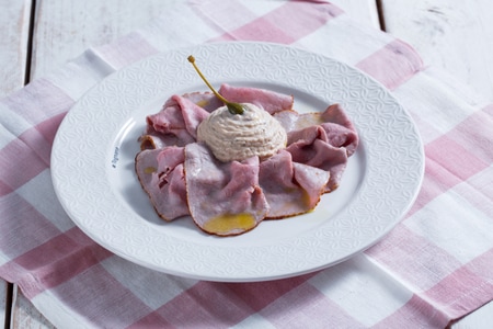 Veal with tuna sauce with mayonnaise