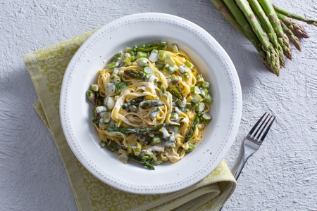 Pasta with cream and asparagus