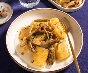 Paccheri with artichokes, pecorino cream and anchovies