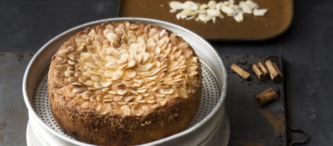 Apple and almond cake with cinnamon