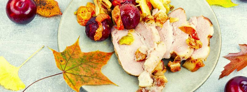 Autumn in celebration with the regional recipe for roast pork with plums and chestnuts, an embrace of flavors in a single bite