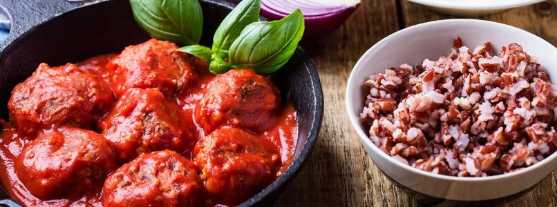 Baked chickpea and spinach meatballs with tomato sauce