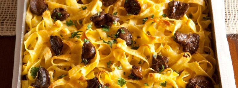 Baked noodles with mushrooms and parsley