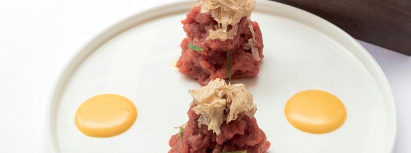 Beef tartare recipe with egg, raspberry and tarragon sauce