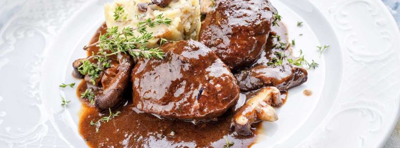 Braised meat in red wine, a delicious Christmas tradition to be enjoyed with elegance