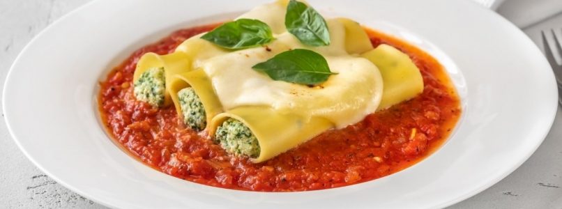 Cannelloni stuffed with ricotta and spinach with tomato sauce