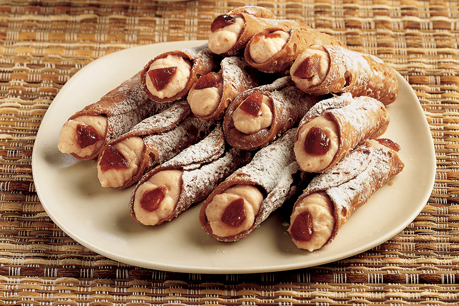 Cannoli Recipe stuffed with ricotta and chestnuts