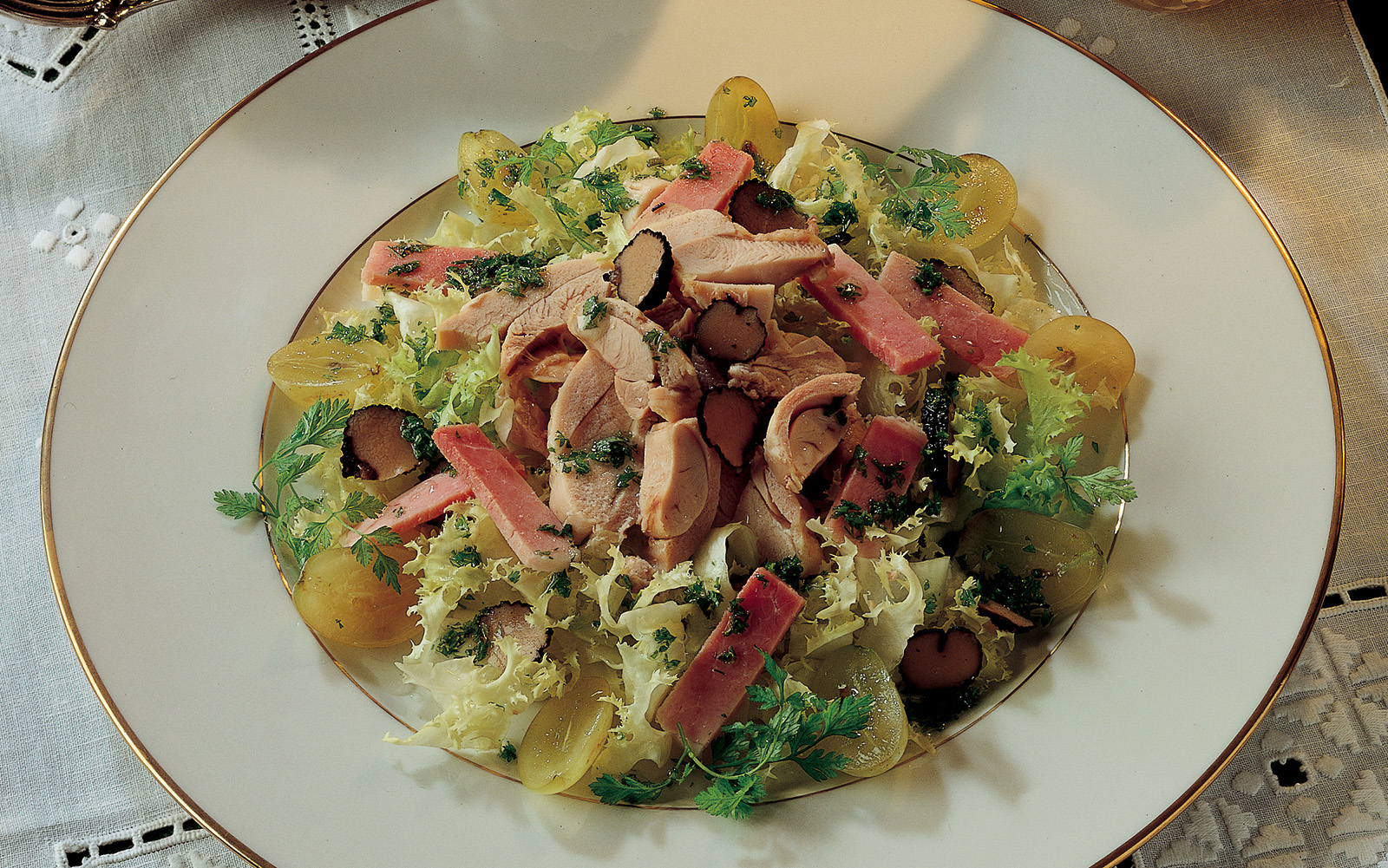 Capon salad with grapes
