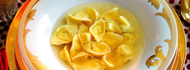 Cappelletti recipe with castelmagno in broth