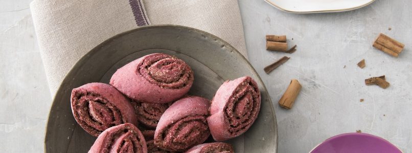 Cinnamon rolls with beetroot and orange