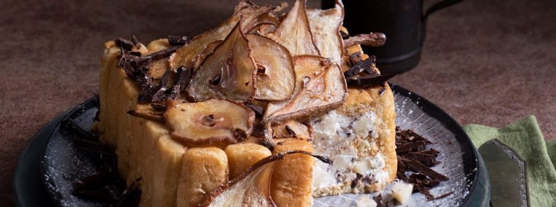 Creamy cake with almonds and chocolate