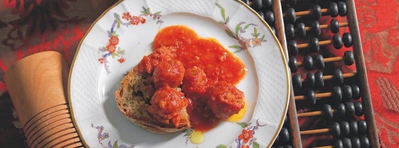 Crostini recipe with cooked meatballs and sauce: the recipe