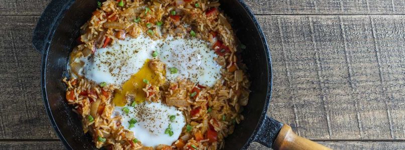 Delicious recipe for stir-fried rice with peppers and fried eggs.