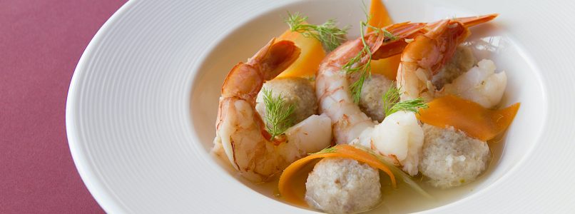 Dumplings in ginger broth with prawns and vegetables