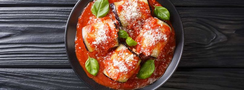 Eggplant parmigiana rolls with marinara sauce: an explosion of Italian flavours
