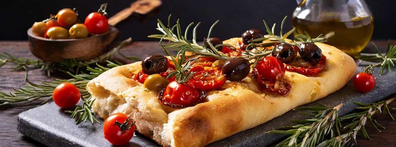 Focaccia with confit cherry tomatoes, olives and rosemary: a Mediterranean embrace