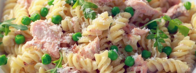 Fusilli: pasta with salmon, peas and cream