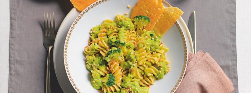 Fusilloni recipe with broccoli cream, toasted hazelnuts and Grana Padano wafers