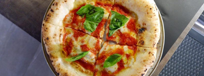 Gluten-free pizza with super cornice: the recipe