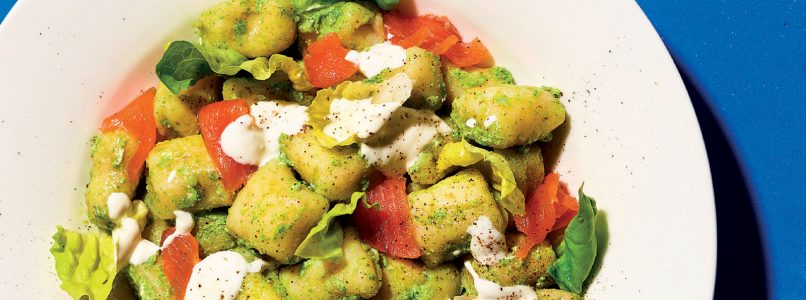 Gnocchi recipe with lettuce cream and smoked trout