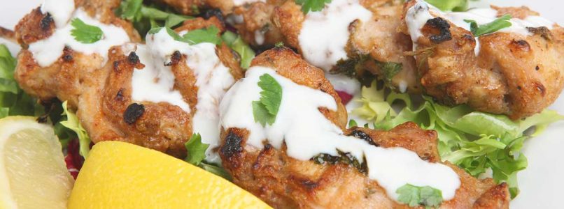 Grilled chicken with yogurt sauce: light and refined flavor