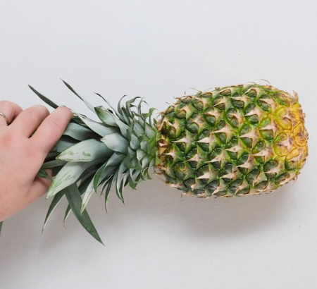 How to cut pineapple the right way: watch the video
