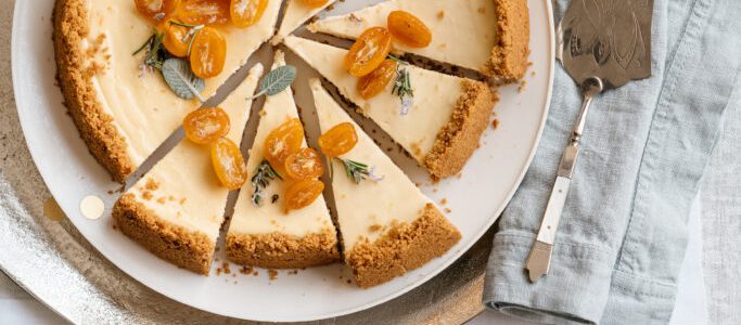Kumquat cheese cake with spiced biscuits