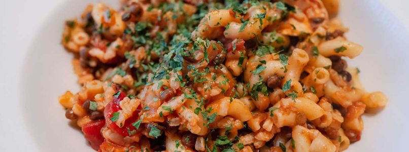 Legumes, vegetables and aromatic herbs, tasty and easy to prepare vegan gramigna