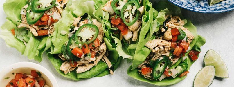 Lettuce tacos with chicken and yogurt sauce