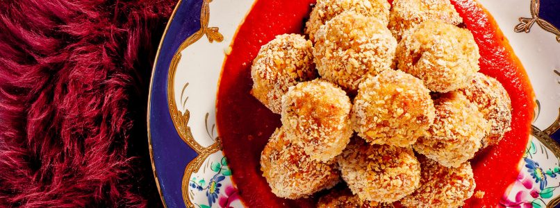 Meatballs with tomato sauce recipe - La Cucina Italiana