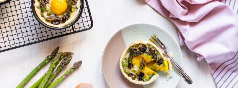 Mini quiches of eggs, asparagus and dehydrated plums