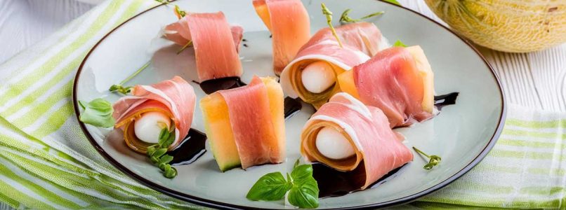 Mozzarella rolls with raw ham and melon: an explosion of contrasting flavours