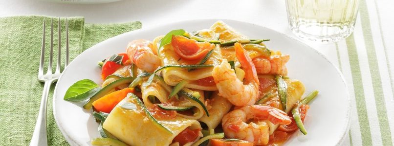 Paccheri with prawns, courgettes and basil