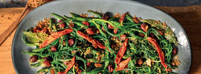 Pan-fried Agretti recipe with olives, dried tomatoes, raisins and crumbs