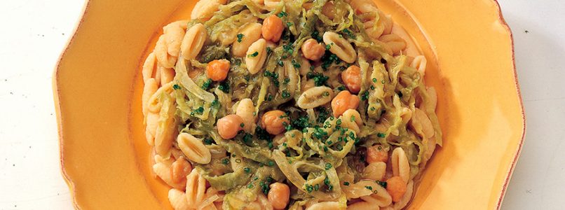 Pasta and chickpea recipe with cabbage