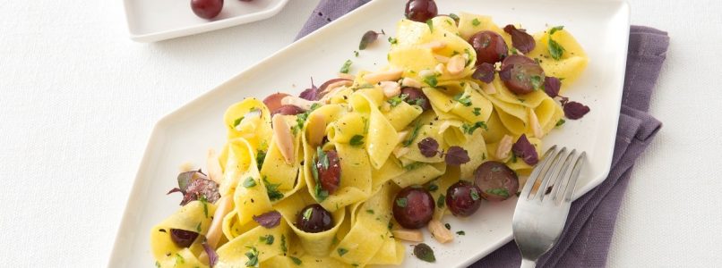 Pasta with almonds and grapes: an unusual recipe