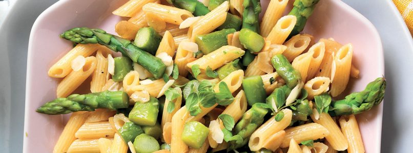 Penne recipe with asparagus, butter and almonds
