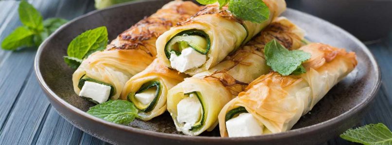 Phyllo pastry rolls with courgettes, feta and mint: the Mediterranean on the plate