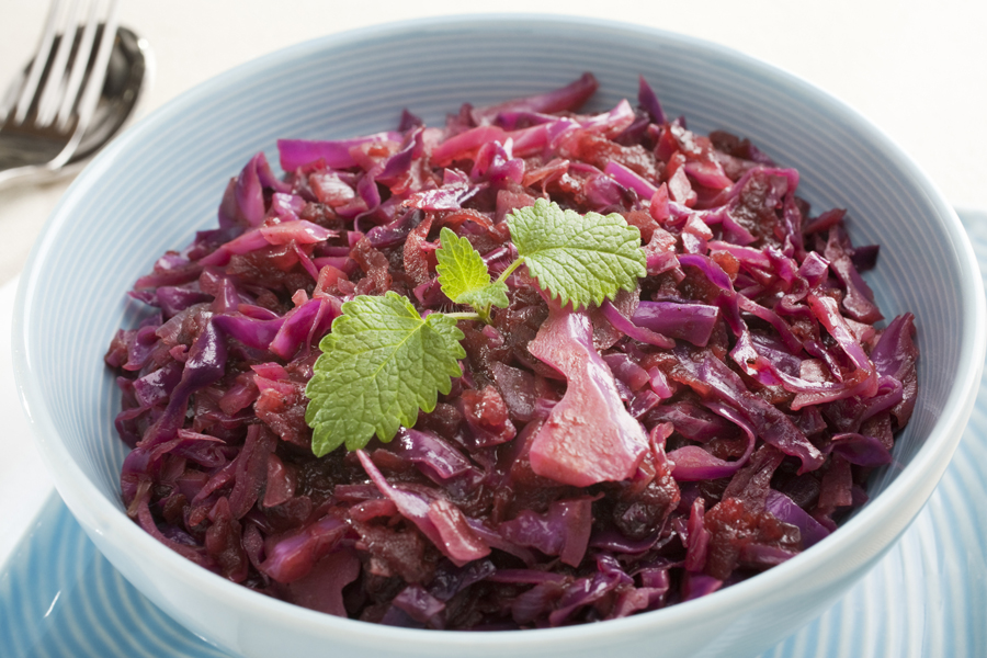 Prepare sauerkraut with red cabbage