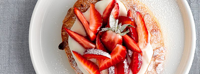 Puff pastry recipe with yogurt and strawberries
