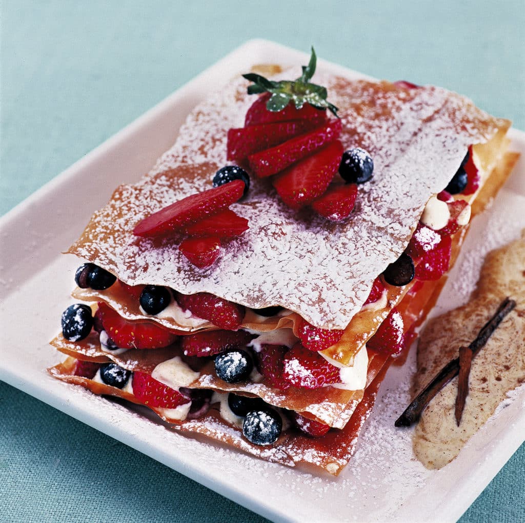 Puff pastry with strawberries and blueberries