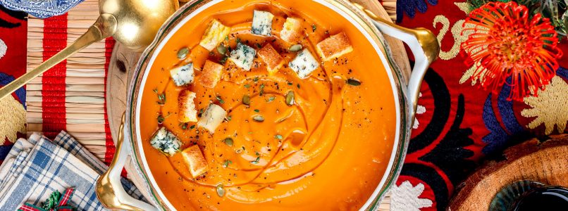 Pumpkin cream recipe with croutons and gorgonzola