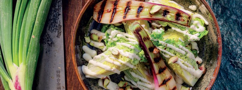 Recipe Lettuce hearts and red onions with mustard mayonnaise and pistachios