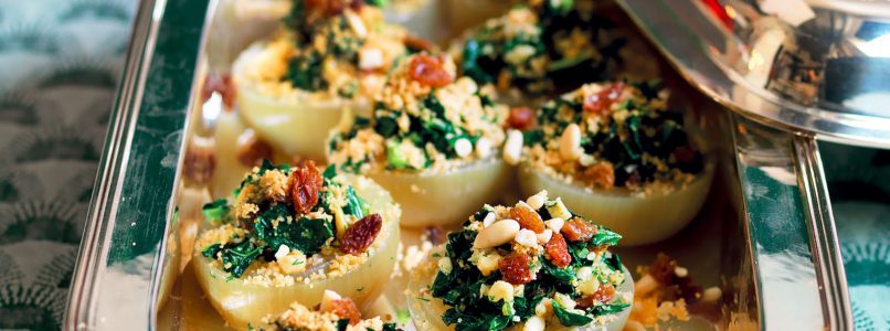 Recipe Onions stuffed with black cabbage, raisins and pine nuts