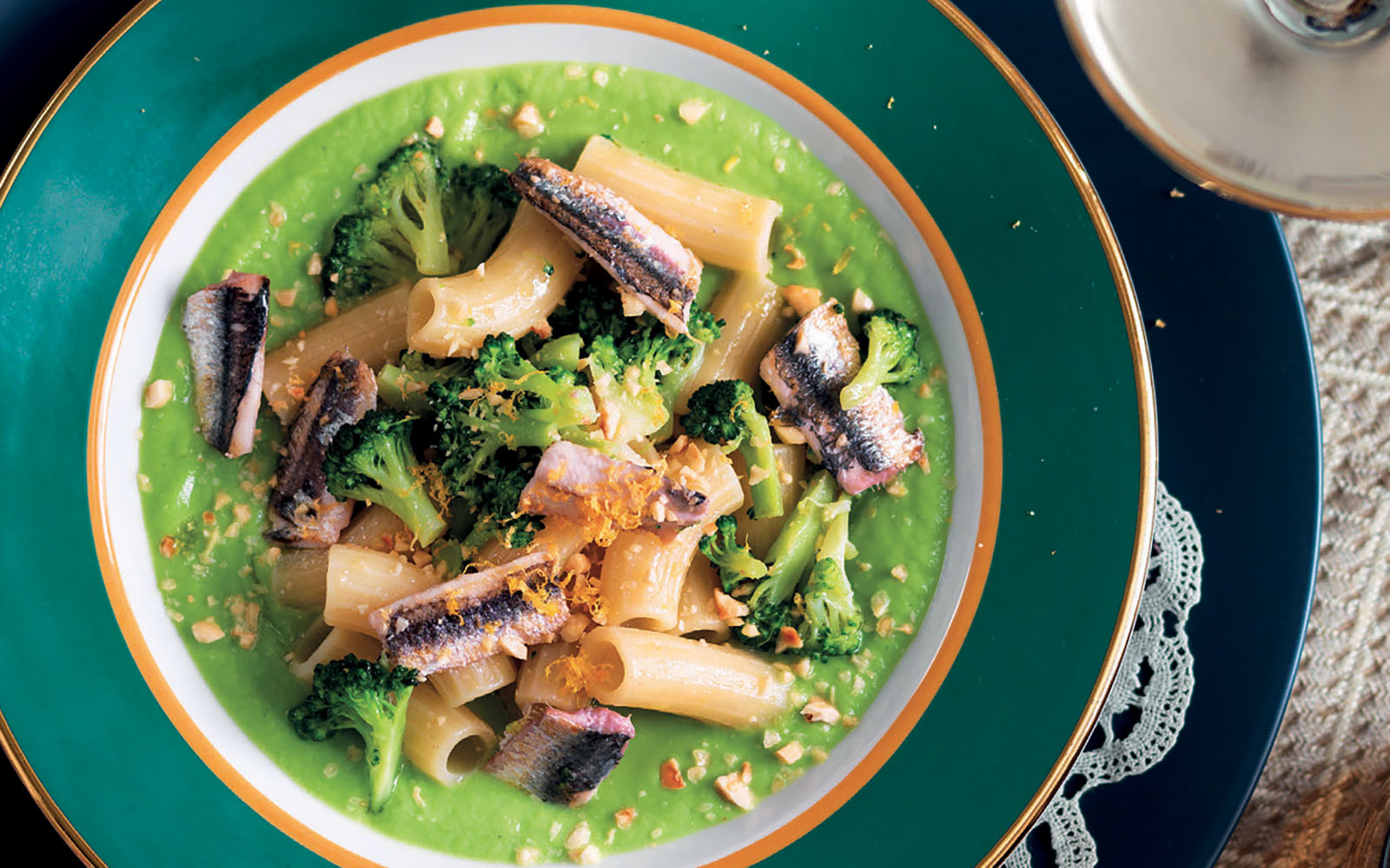 Recipe Pasta and cream of broccoli with anchovies, hazelnuts and grapefruit