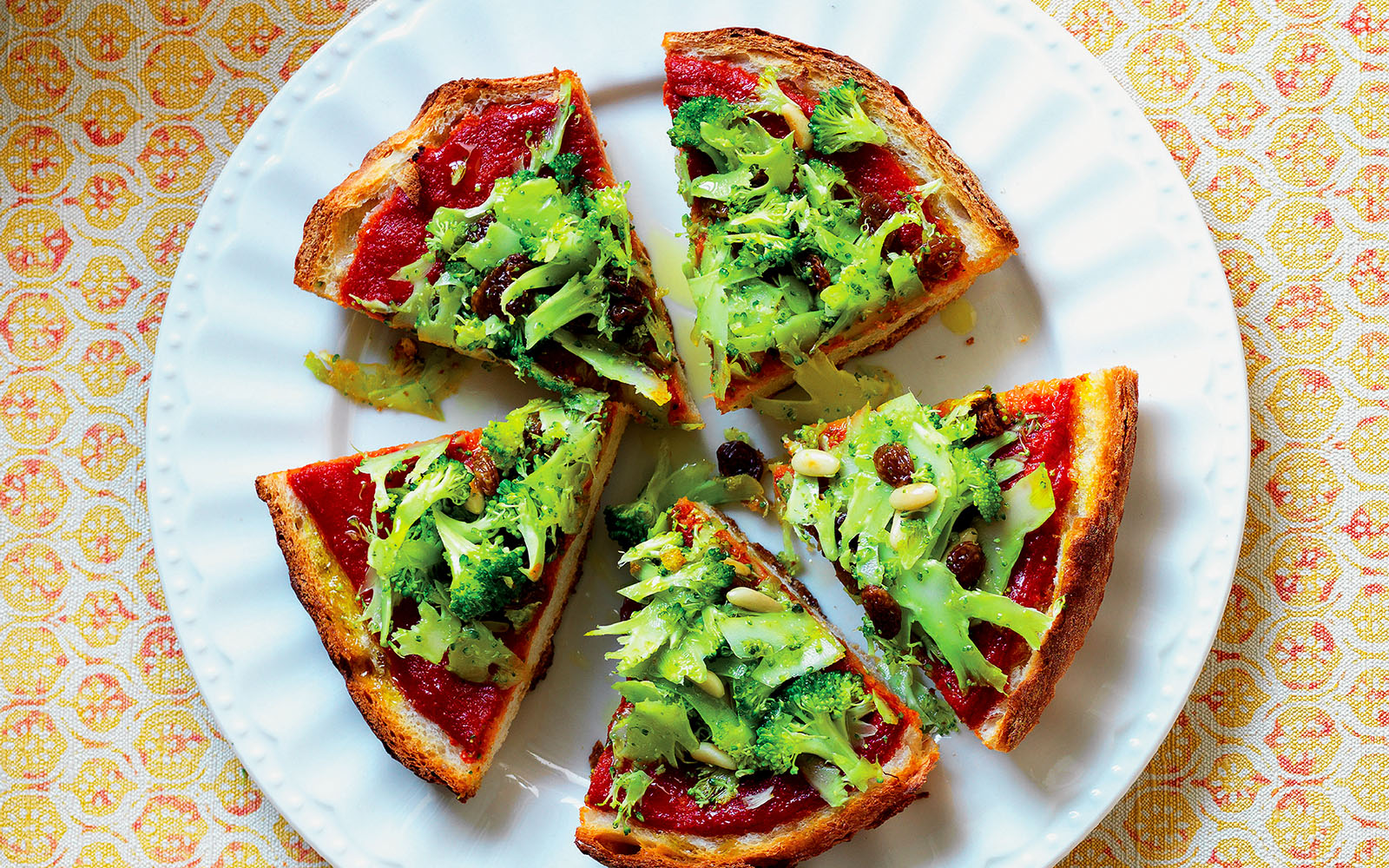 Recipe Pizzetta of bread with broccoli, raisins and pine nuts